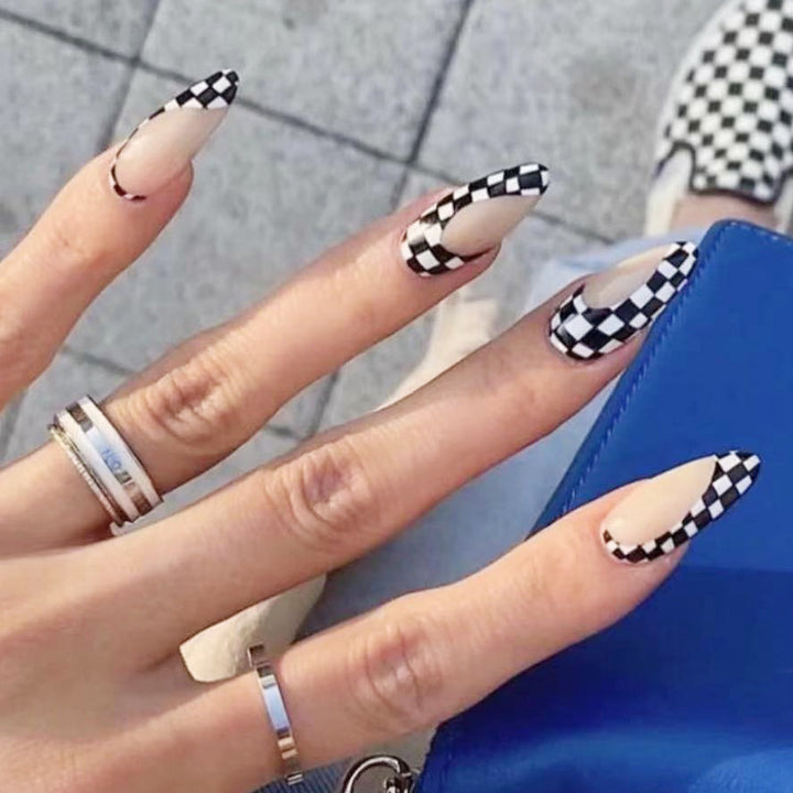 Kunstvolle Nagelverlängerungen mit elegantem Blattmuster Karnz