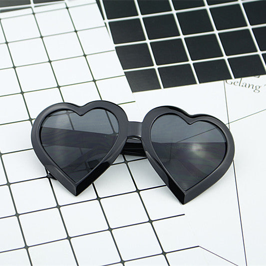 Damen Herzförmige Sonnenbrille im modernen Design Karnz