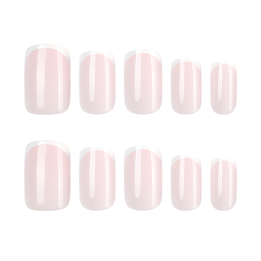 Klassische Nagelverlängerungen mit eleganten French-Spitzen Karnz