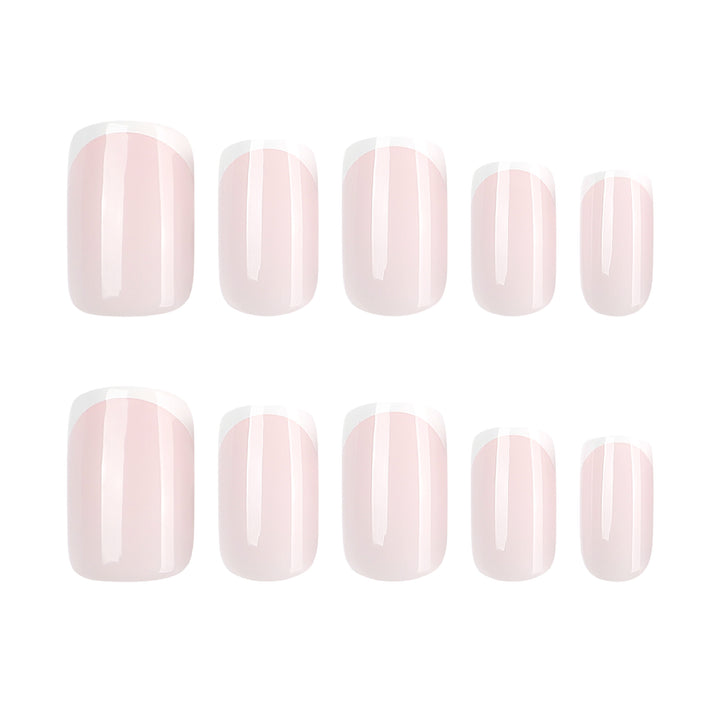 Klassische Nagelverlängerungen mit eleganten French-Spitzen Karnz