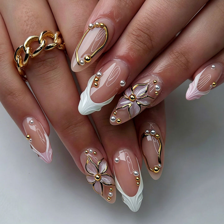 Elegante Kunstnagelspitzen mit Goldakzenten Karnz