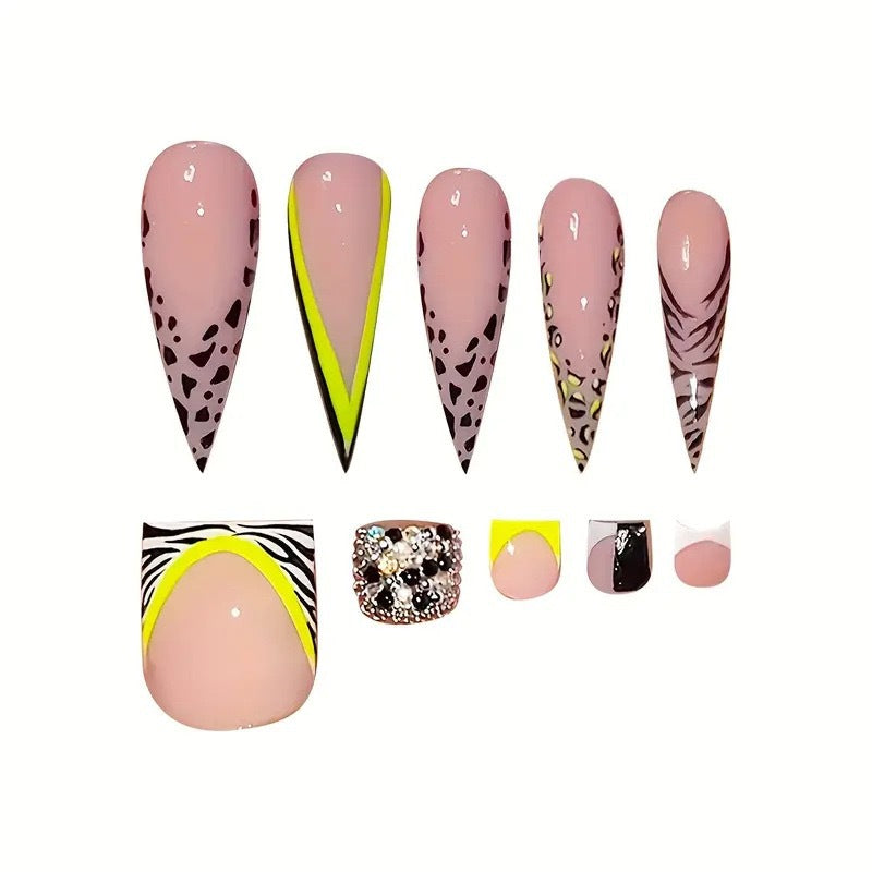 Dekorative geometrische Nagelverzierungen Karnz