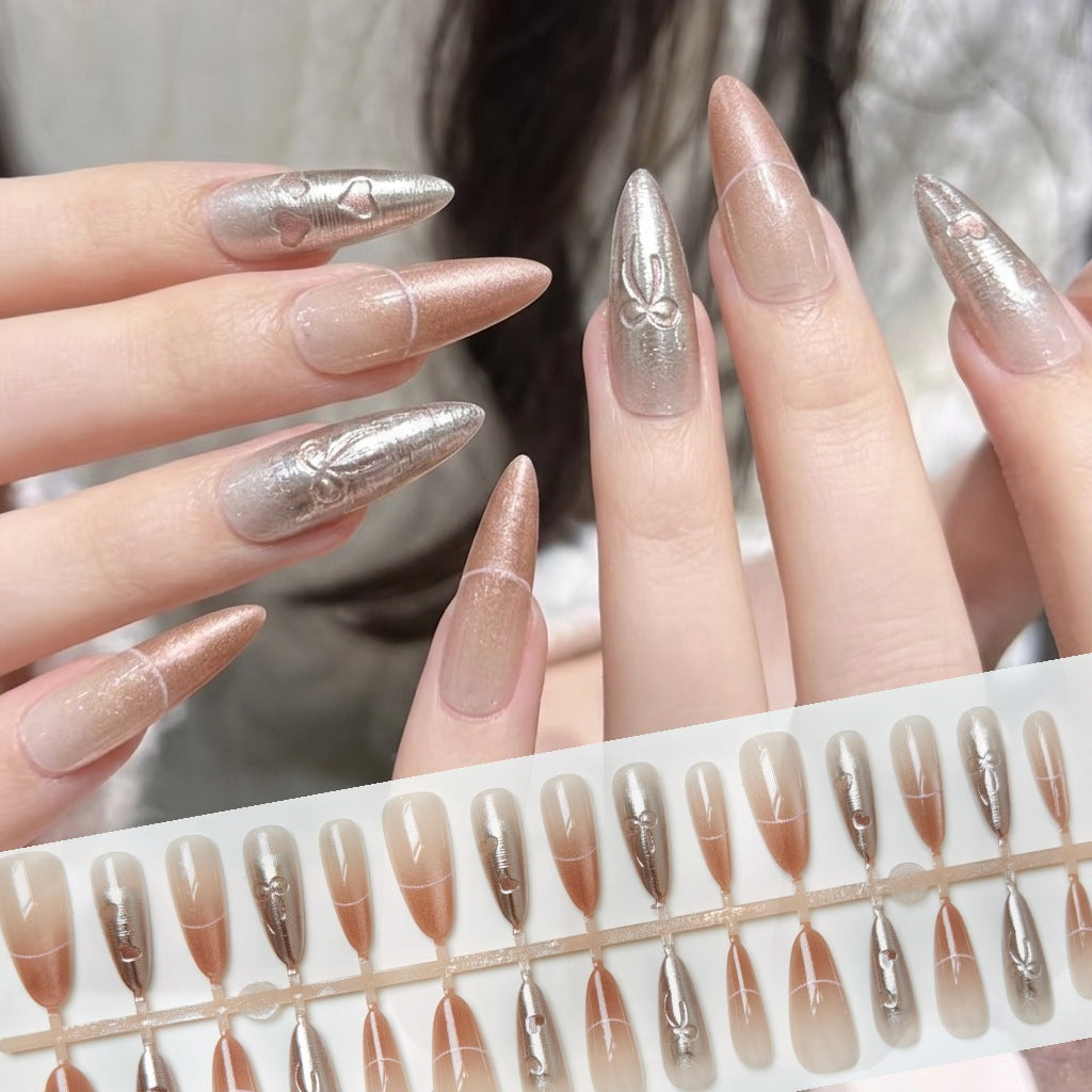 Dekoratives Press-On-Nagelset mit elegantem Design