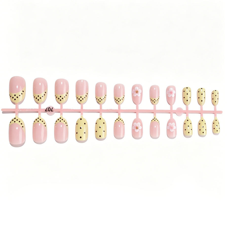 Kunstnagelset mit fröhlichem floralem Design und eleganten Akzenten Karnz