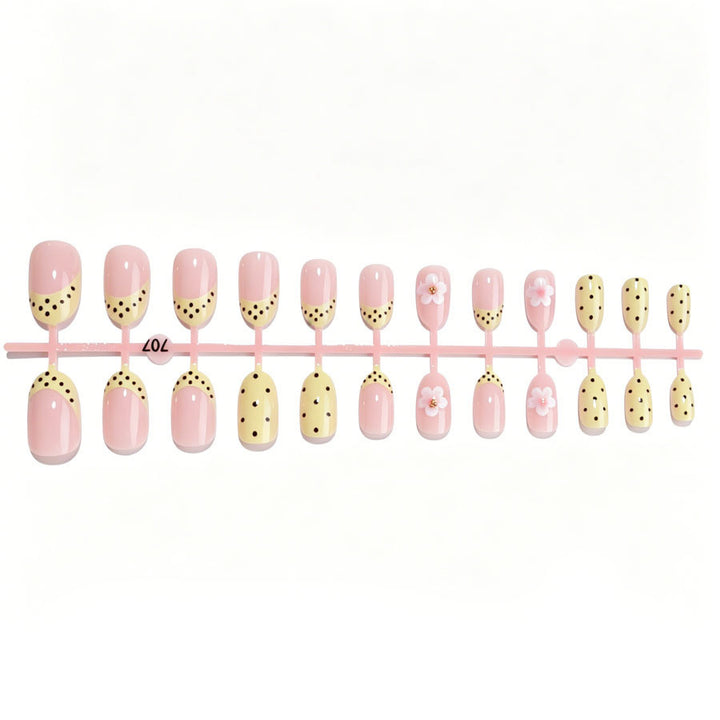 Kunstnagelset mit fröhlichem floralem Design und eleganten Akzenten Karnz