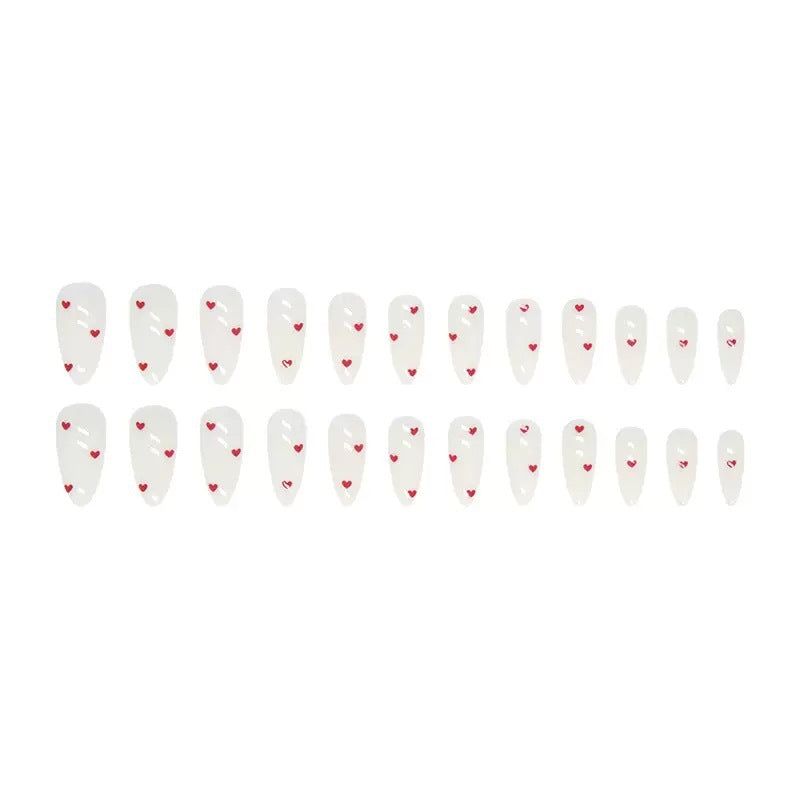 Kunstnagelset mit verspieltem Herzdesign und elegantem Finish Karnz
