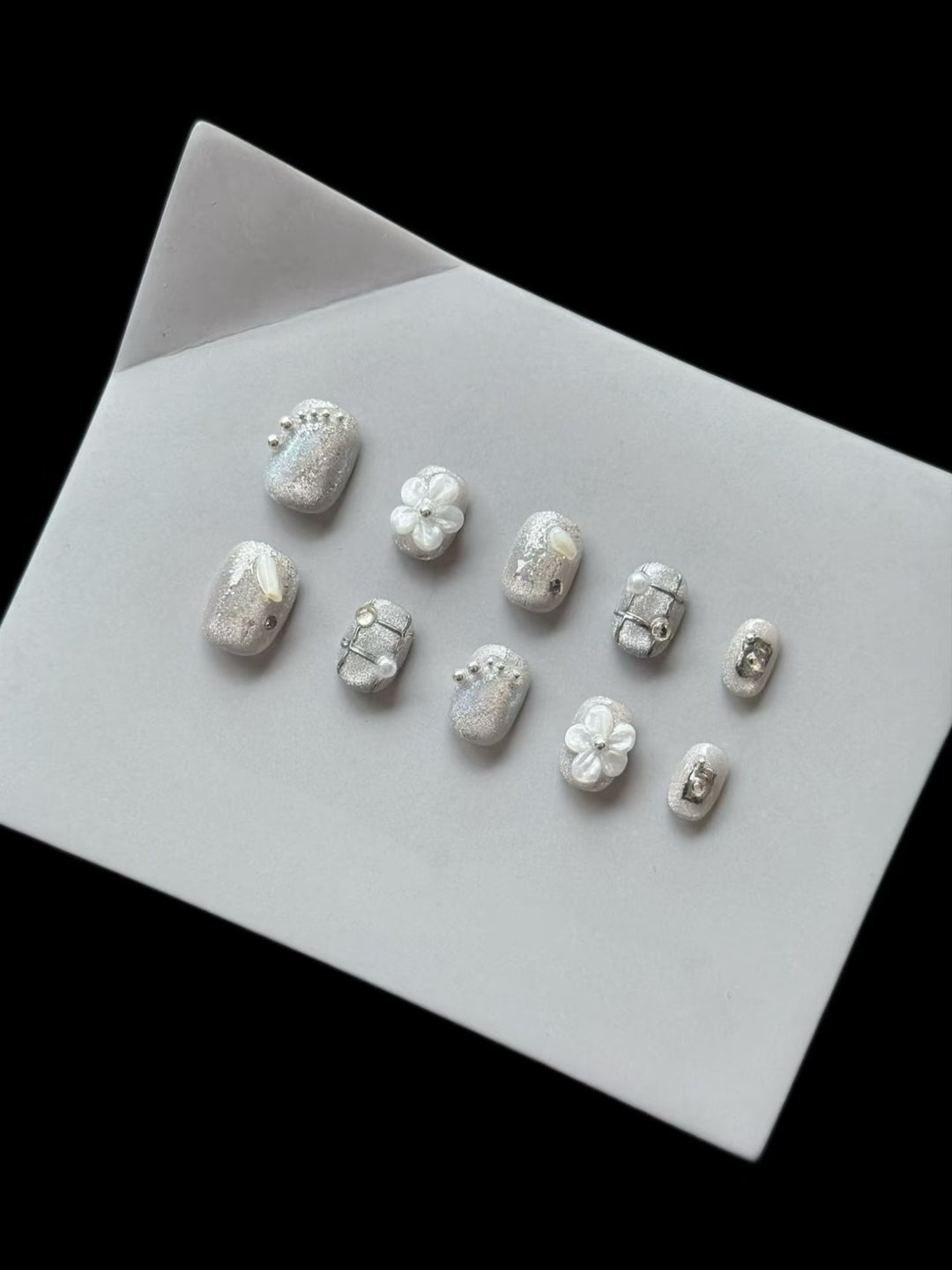 Elegantes Druck-On-Nagelkunst-Set mit funkelnden Blumendesigns