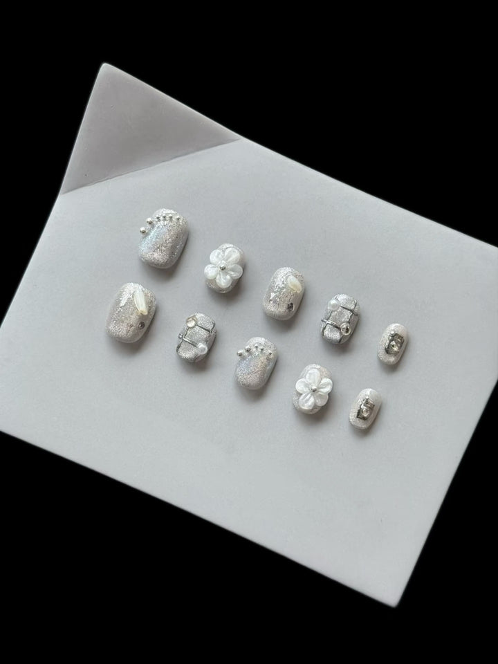 Elegantes Druck-On-Nagelkunst-Set mit funkelnden Blumendesigns
