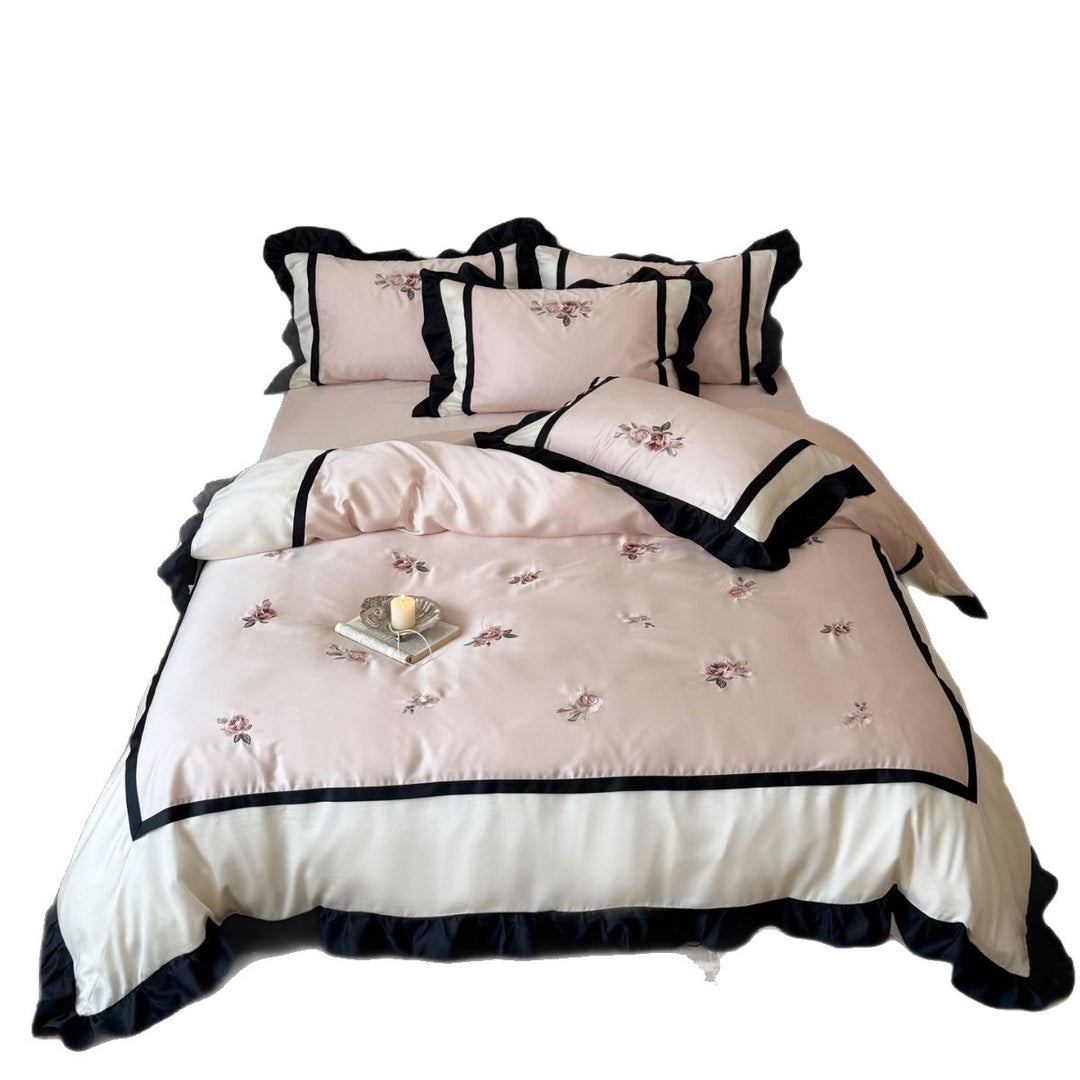 Luxuriöses Satin-Bettwäsche-Set mit gestickten Rosen und volancierter Rüsche