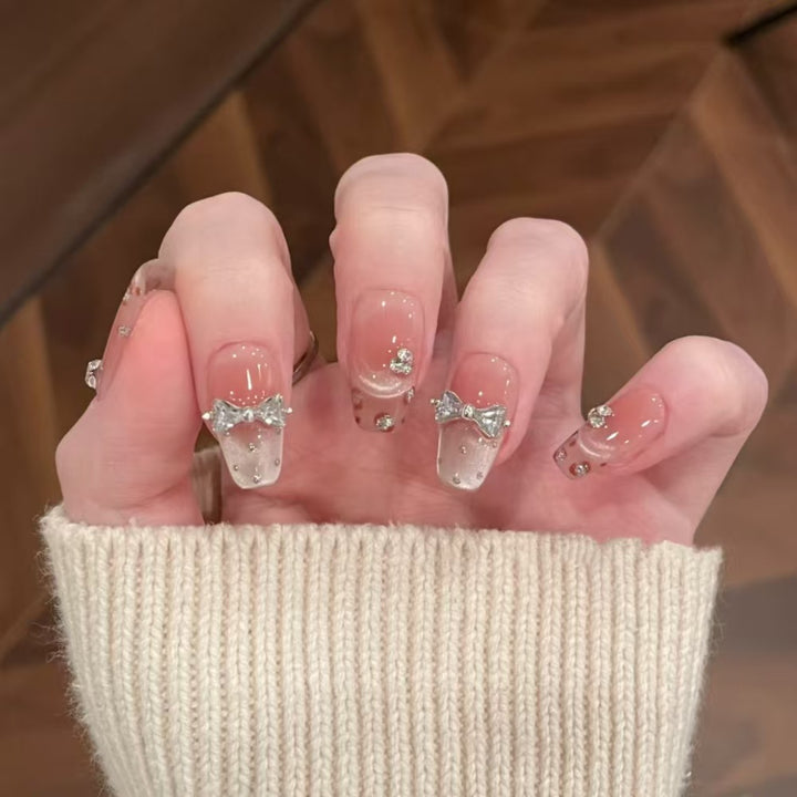 Künstlerisches Press-On-Nageldesign mit floralen Akzenten Karnz