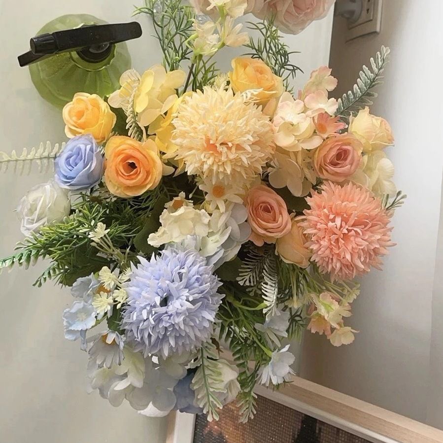 Eleganter künstlicher Blumenstrauß mit gemischten floralen Akzenten