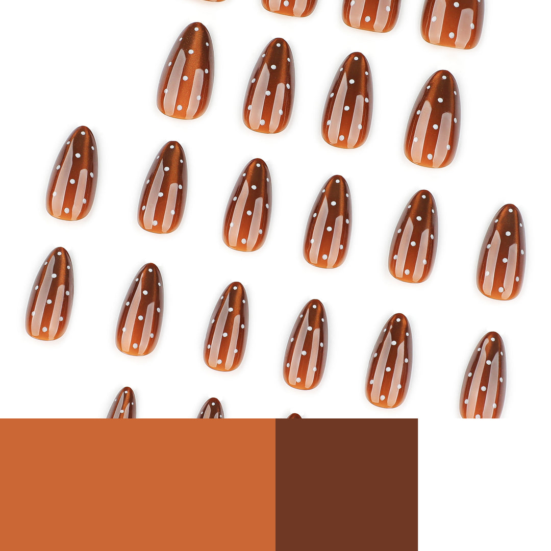 Kunstvolle Nagelverlängerungen mit glänzendem Ombre-Effekt und eleganten Punkten Karnz