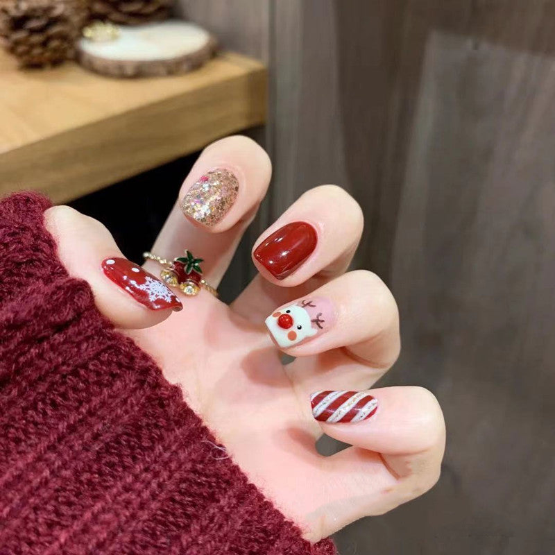 Kunstnagel Design mit festlichem Weihnachtsmotiv Karnz