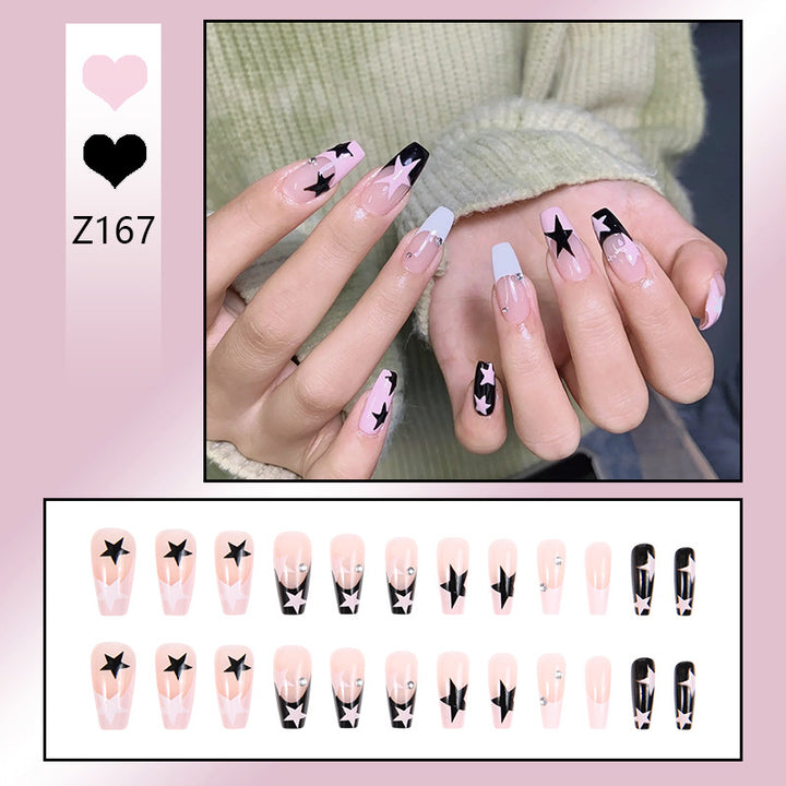 Kunstnagelset mit eleganten Glitzerverzierungen und schimmernden Akzenten Karnz