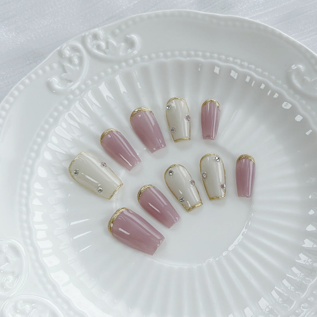 Glamourös Dekorativer Press-On Nail Set mit Goldakzenten