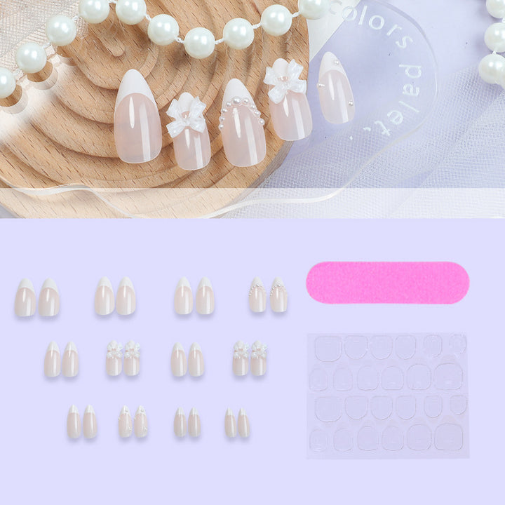 Dekoratives Press-On-Nagelset mit floralen und Perlenverzierungen Karnz