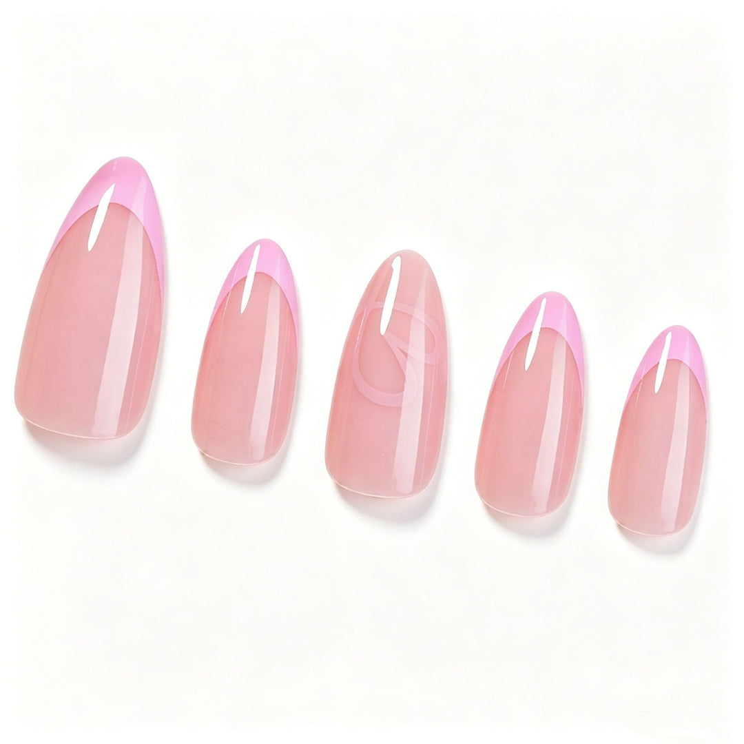 Elegante Stiletto-Nagelkunst-Tipps mit Herzdesign Karnz