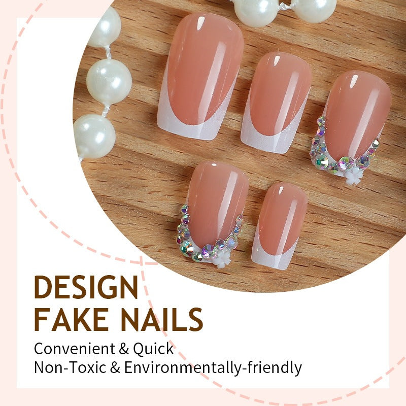 Kunstnagelset mit zarten Blüten- und Glitzerakzenten Karnz