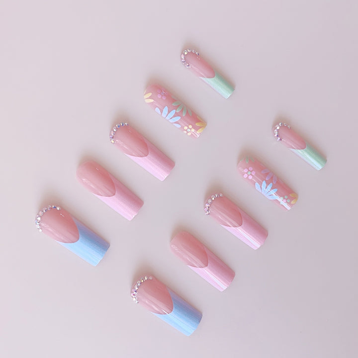 Kunstnagelset mit blumigen 3D-Verzierungen und Strass-Akzenten Karnz