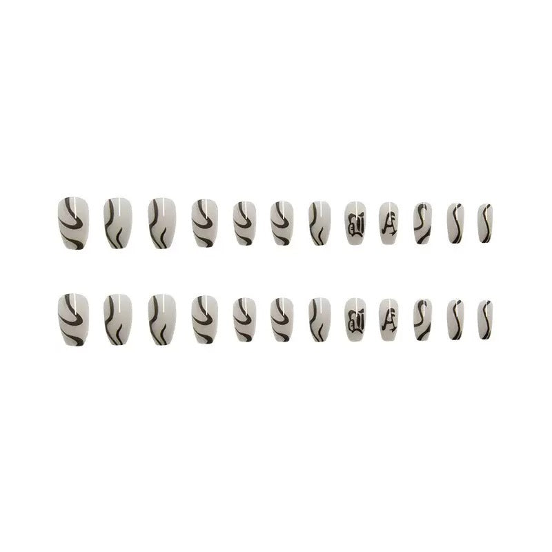 Kunstnagelset mit elegantem Design und kreativen Akzenten Karnz