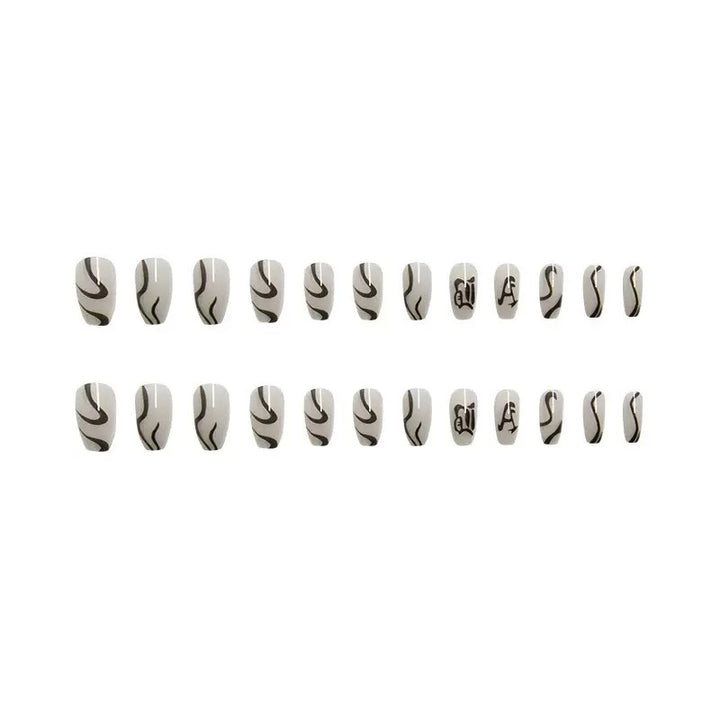 Kunstnagelset mit elegantem Design und kreativen Akzenten Karnz