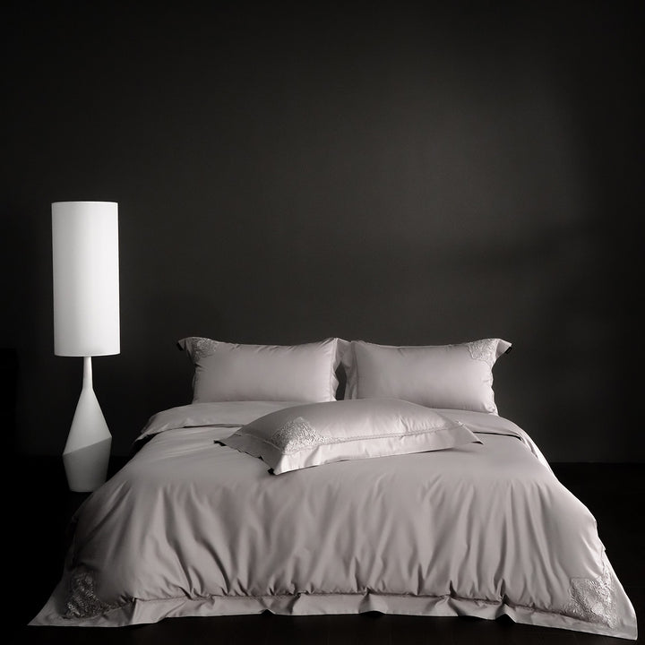 Premium Seide-Fühl Baumwollsatin Duvet Cover Set mit zarter Ecken-Spitzenstickerei und tiefen Kissenbezügen