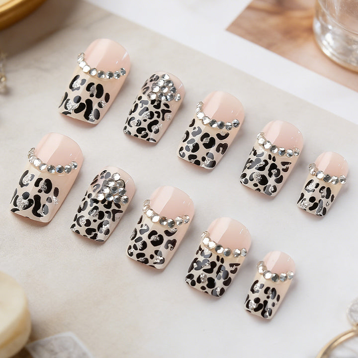Dekorative Nagelkunst mit Kristallakzenten Karnz