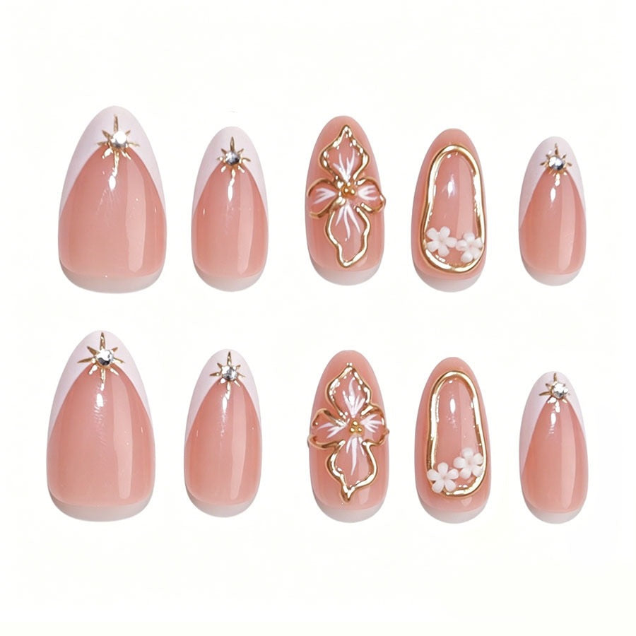 Kunstnagelset mit kunstvollen floralen Akzenten und eleganten 3D-Details Karnz