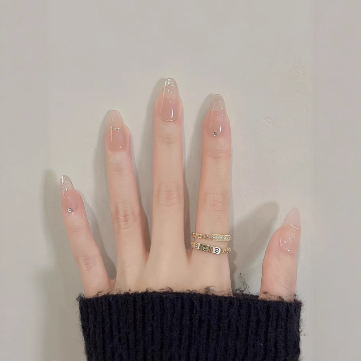 Elegantes Press-On Nagelkunst Set mit schicken French Tips und Edelsteindetails