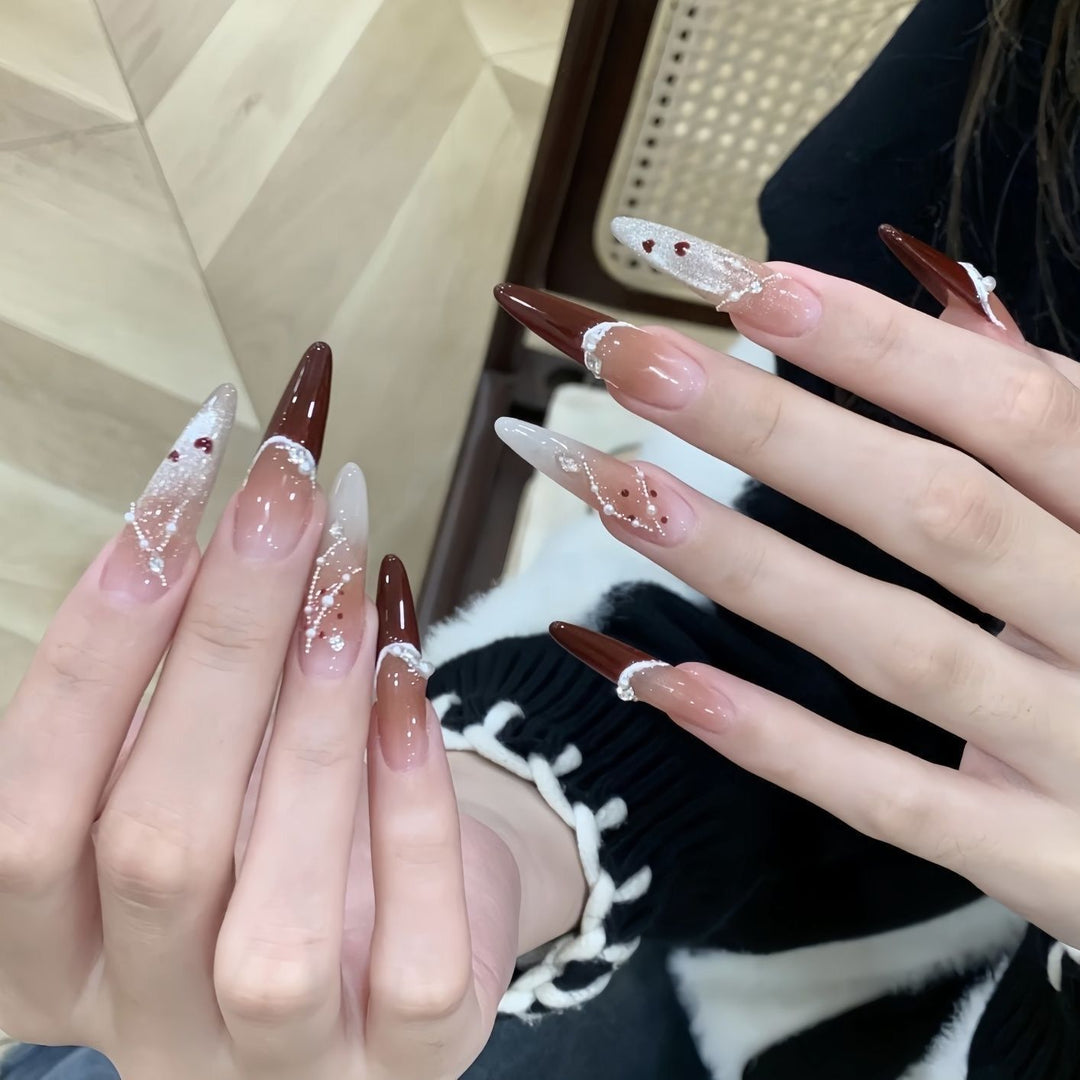 Künstlerisches Herzmuster Nagelkunstverlängerungen Karnz