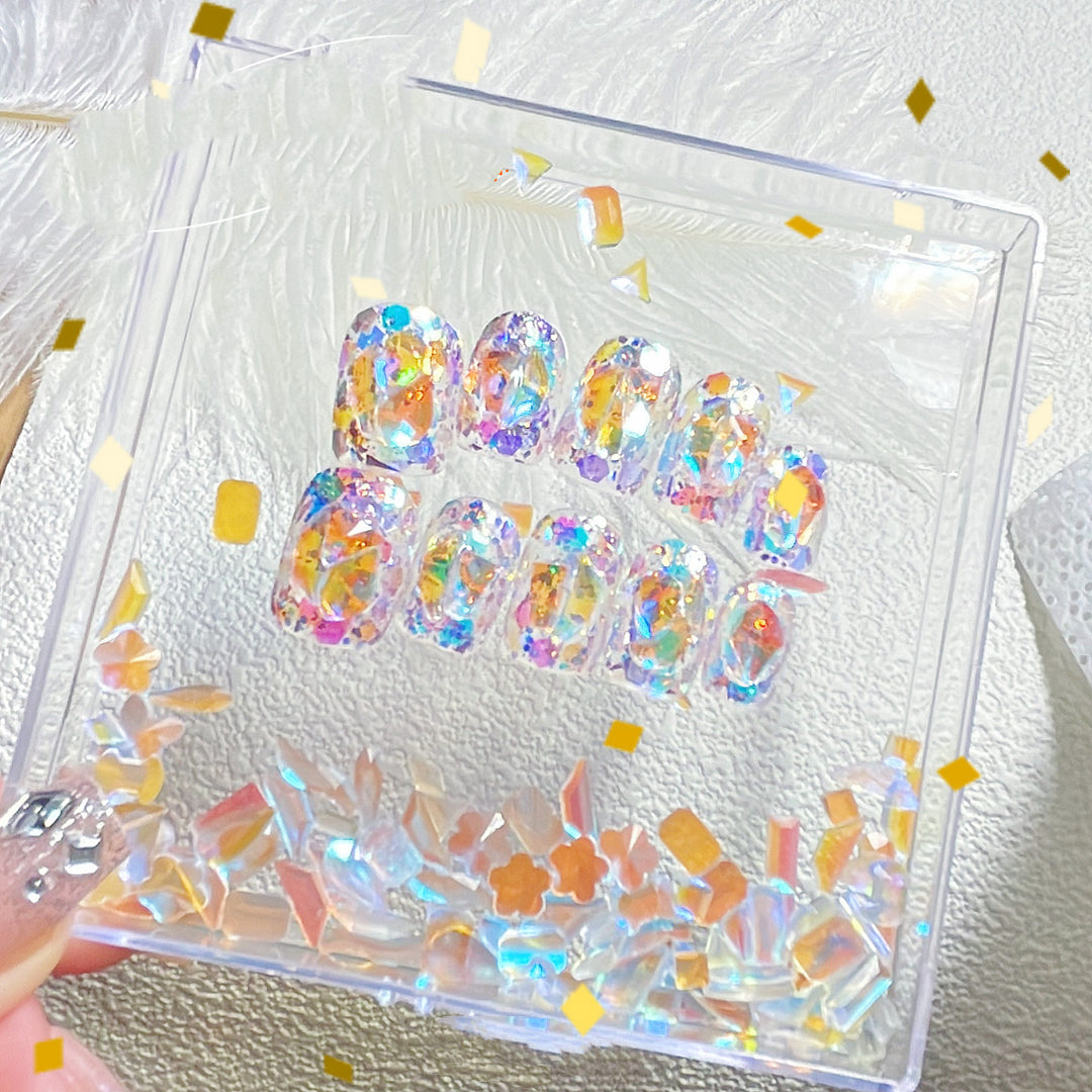 Kunstvolle Nagelspitzen mit Glitzerakzenten Karnz