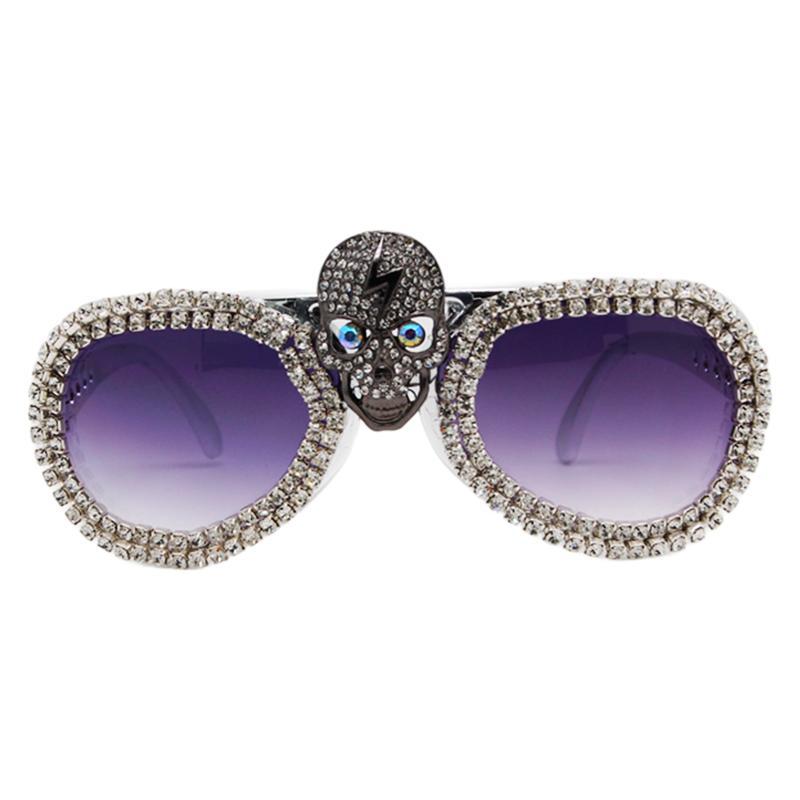 Damen Statement-Sonnenbrille mit außergewöhnlichem Totenkopf-Design und funkelndem Strassrahmen Karnz