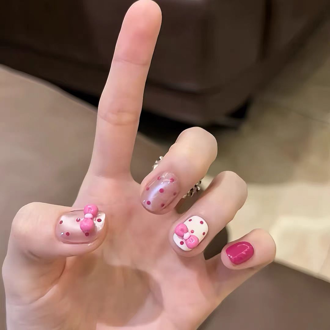 Farbige Nagelkunst Karnz