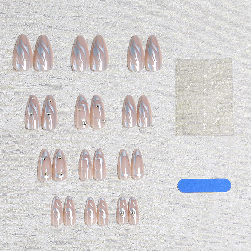 Kunstvolle Nageldesigns mit Glitzerakzenten Karnz