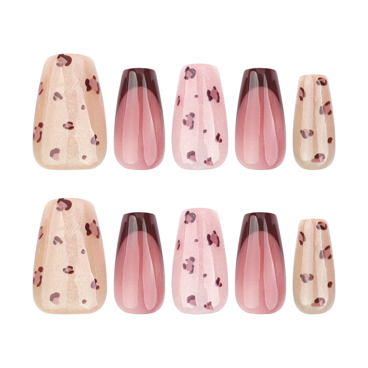 Kunstvolle Nagelverlängerungen mit elegantem Glitzer-Design Karnz
