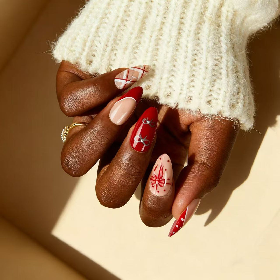 Kunstvolle Nagelverlängerungen mit eleganten Mustern und Verzierungen Karnz