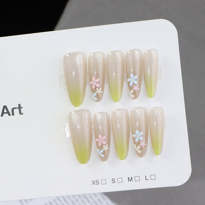 Elegante Ombre Press-On Nail Set mit floralen Akzenten Karnz
