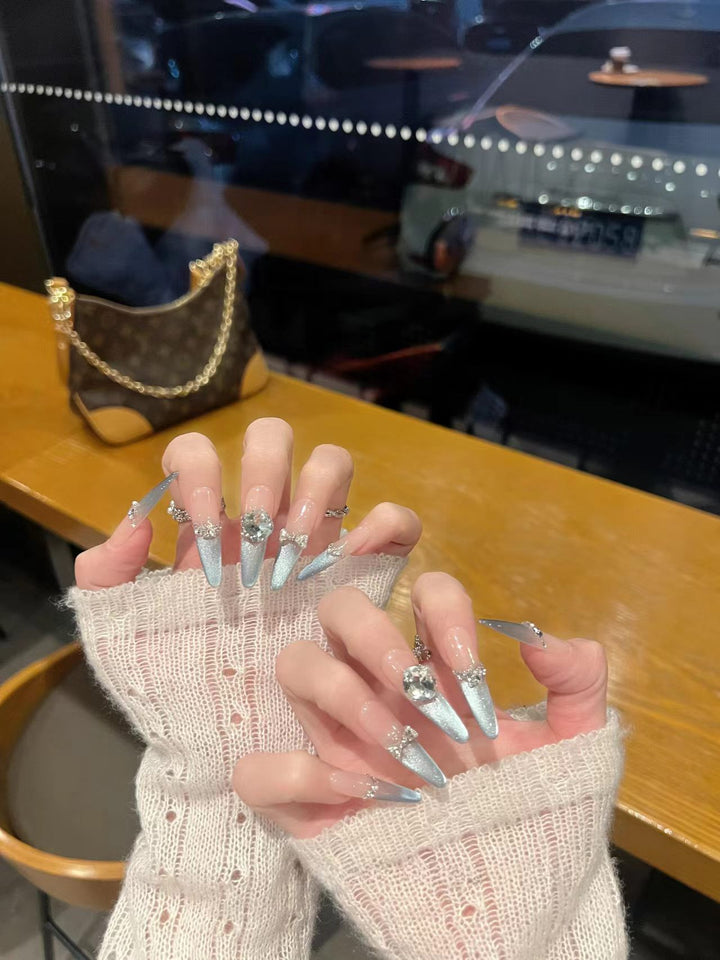 Modische Stiletto-Nagelerweiterungen