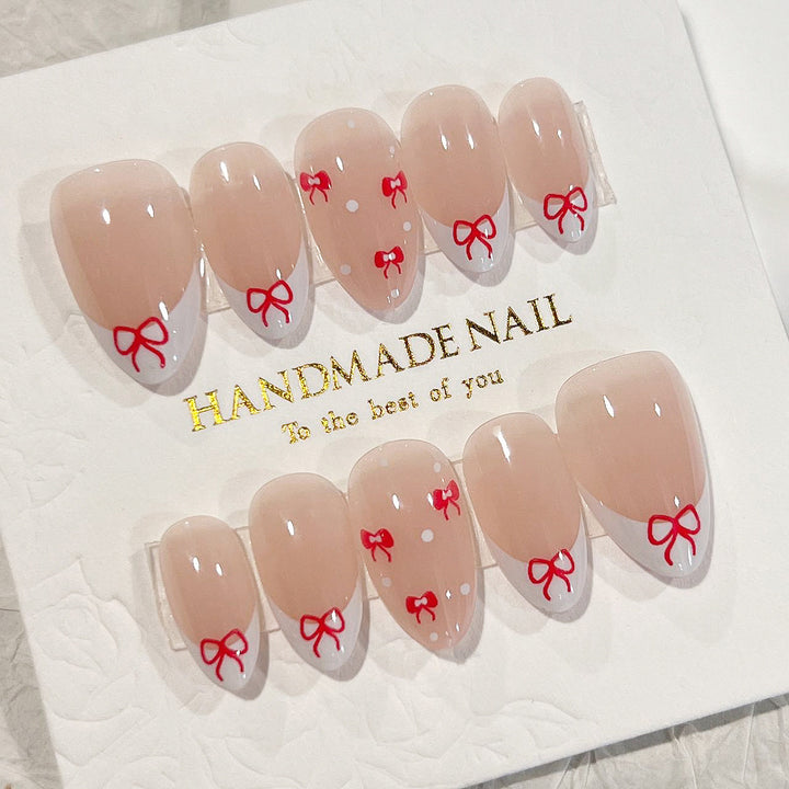 Kunstvolle Nagelverlängerungen mit elegantem Blattmuster Karnz