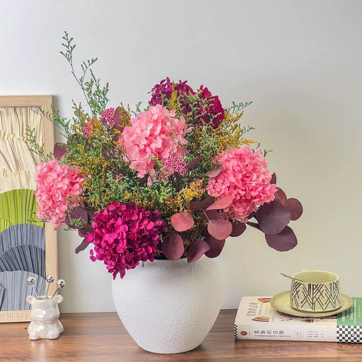 Lebendige getrocknete Blumenarrangement