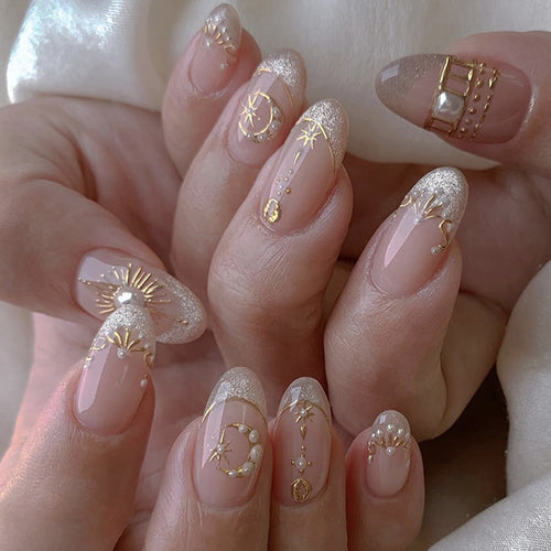 Glamouröse Nagelkunst mit feinen Goldakzenten Karnz