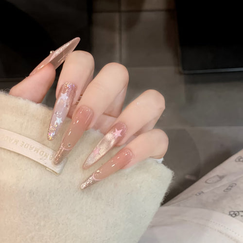 Elegante Stiletto Press-On Nagelkunst mit Strassakzenten Karnz