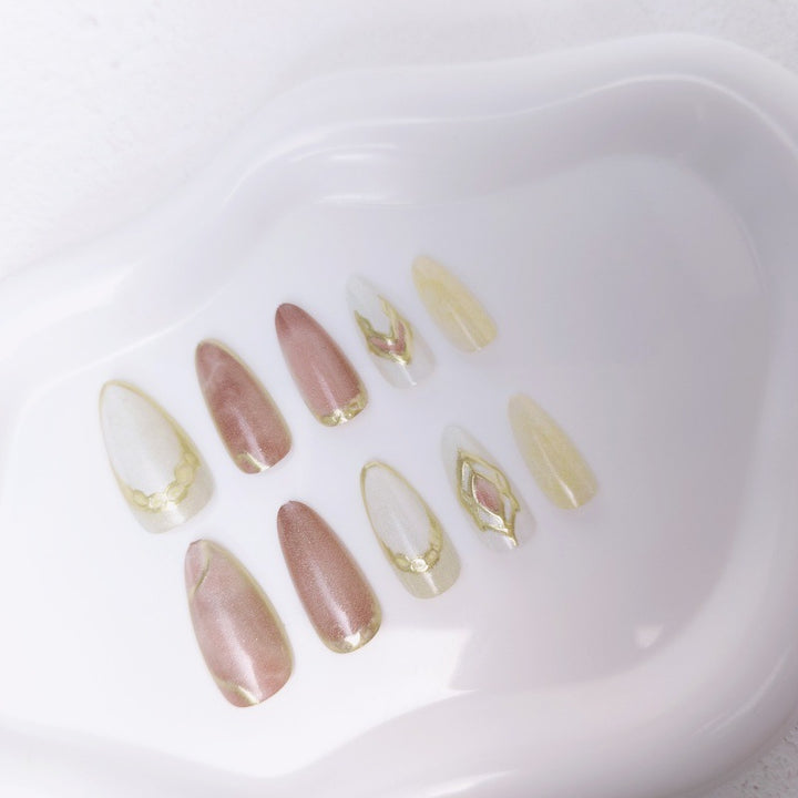 Kunstnägel mit floralen Goldakzenten und glänzendem Finish Karnz