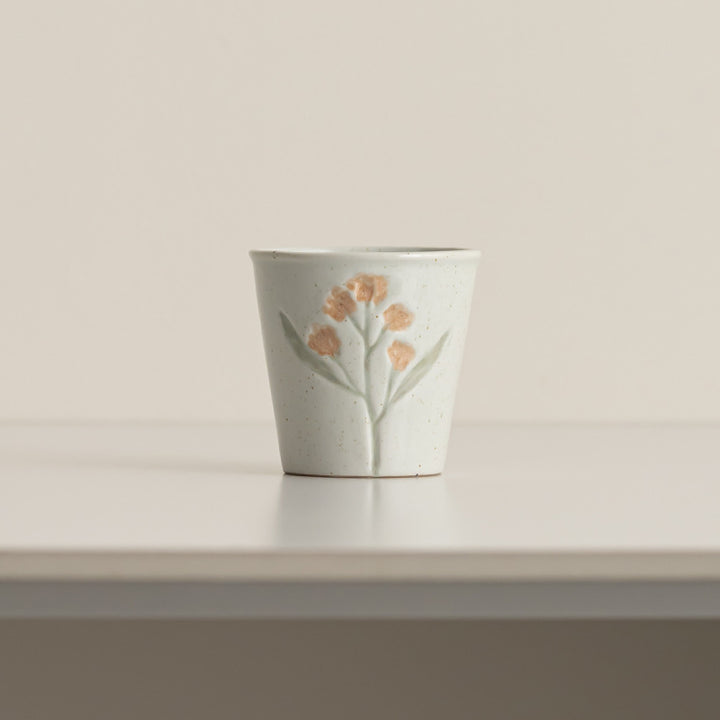 Dekorative blumenmotivierte Keramikpflanze