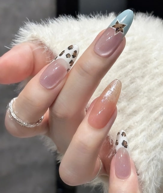 Künstlerisches Herzmuster Nagelkunstverlängerungen Karnz