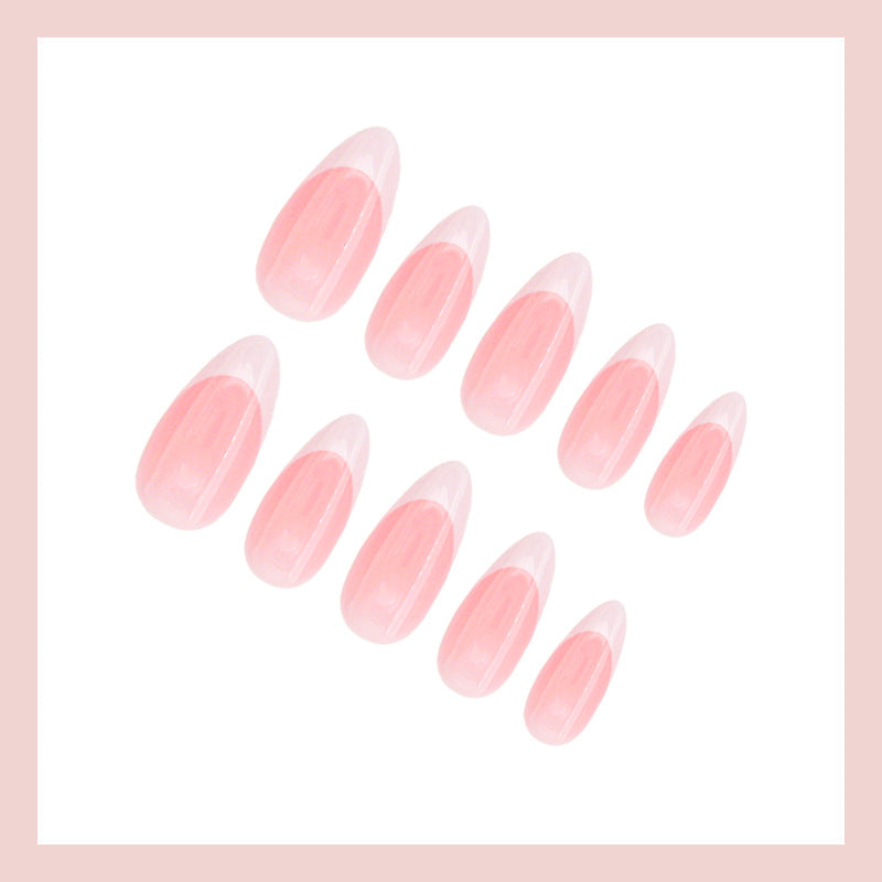 Kunstnägel mit elegantem French-Tip Karnz