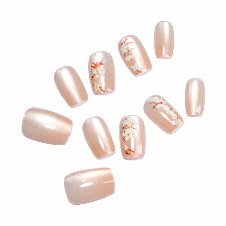 Künstliche Nagelkunst mit zeitlos floralem Design Karnz