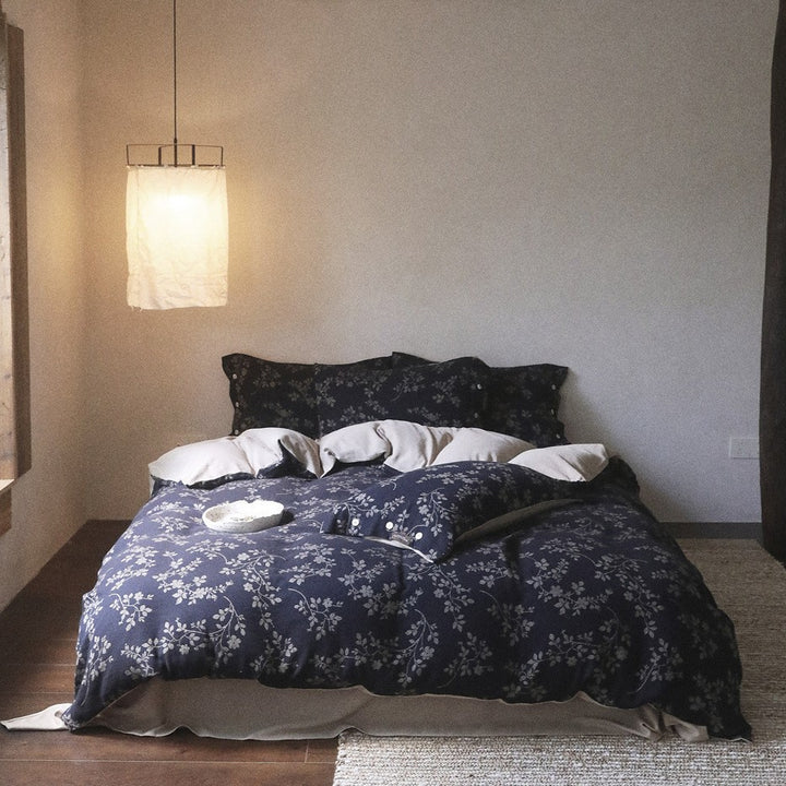 Wendbares Premium-Bettbezug-Set aus Baumwollsatin mit botanischem Allover-Print und kontrastierter Rückseite