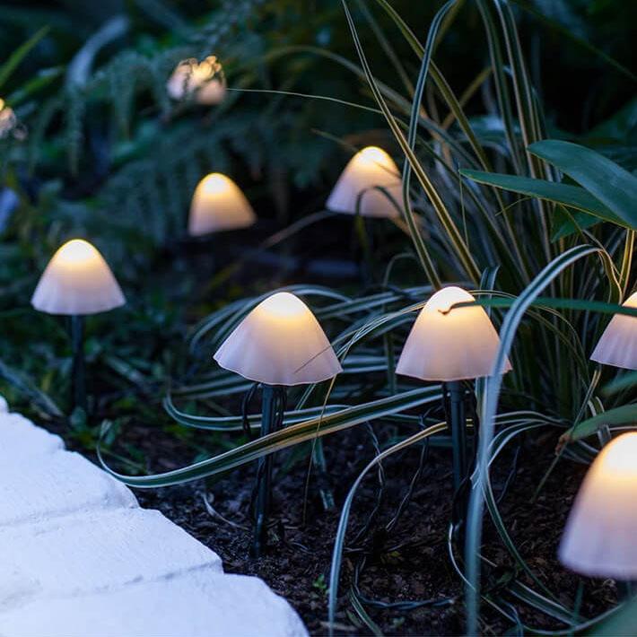 Moderne, kreative LED-Lichterkette in Pilzform aus Kunststoff für die Terrasse