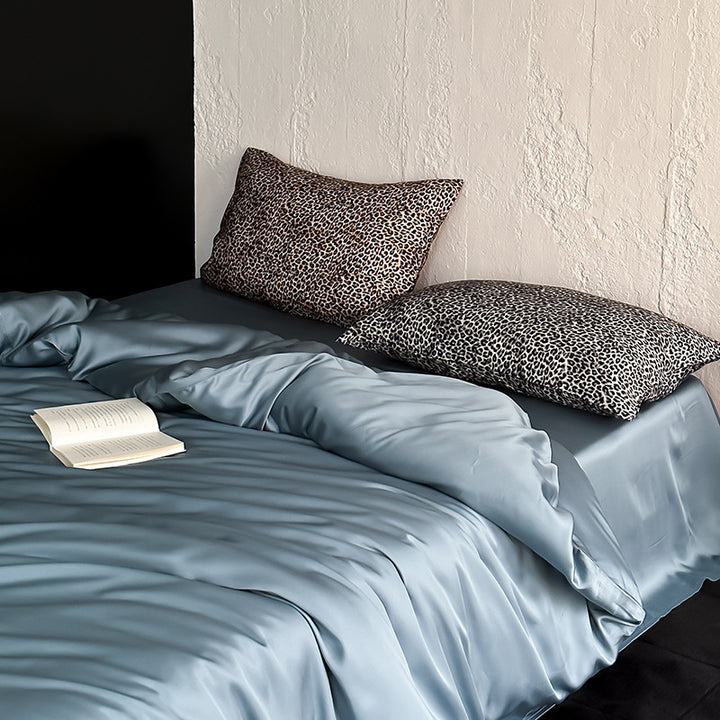 Seidenglänzende Satin-Bettwäschegarnitur mit glattem Fall und Animal-Print-Kissen